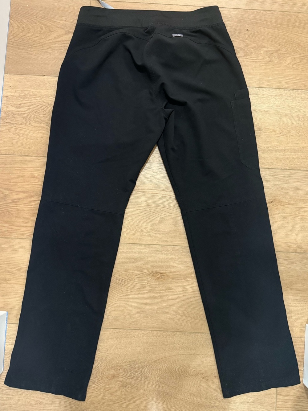 FIGS Black Kade Cargo Scrub Pants - Picture 2 of 6